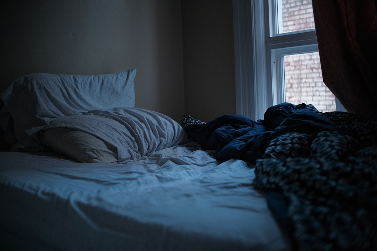 Pessoa a dormir tranquilamente numa cama confortável